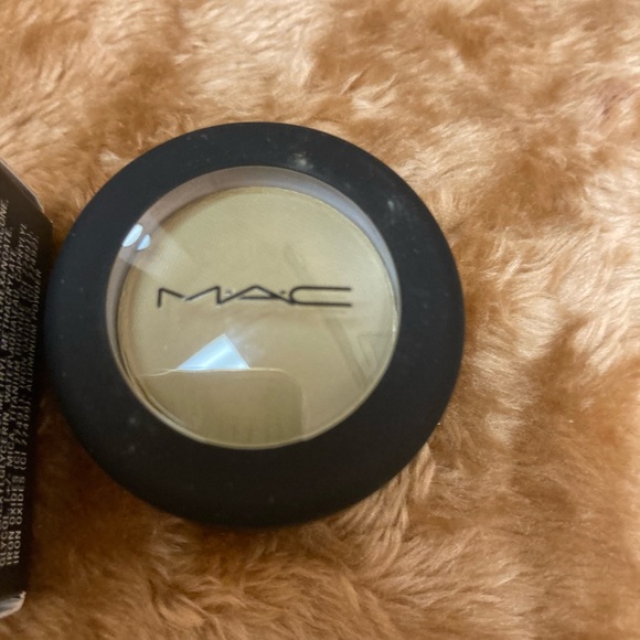 MAC POWDER KISS SOFT MATTE EYE SHADOW IN PRE-SUEDE ME - Picture 6 of 6